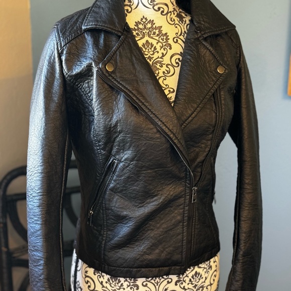 Sexy leather moto jacket with zippers.🖤 - Picture 4 of 10